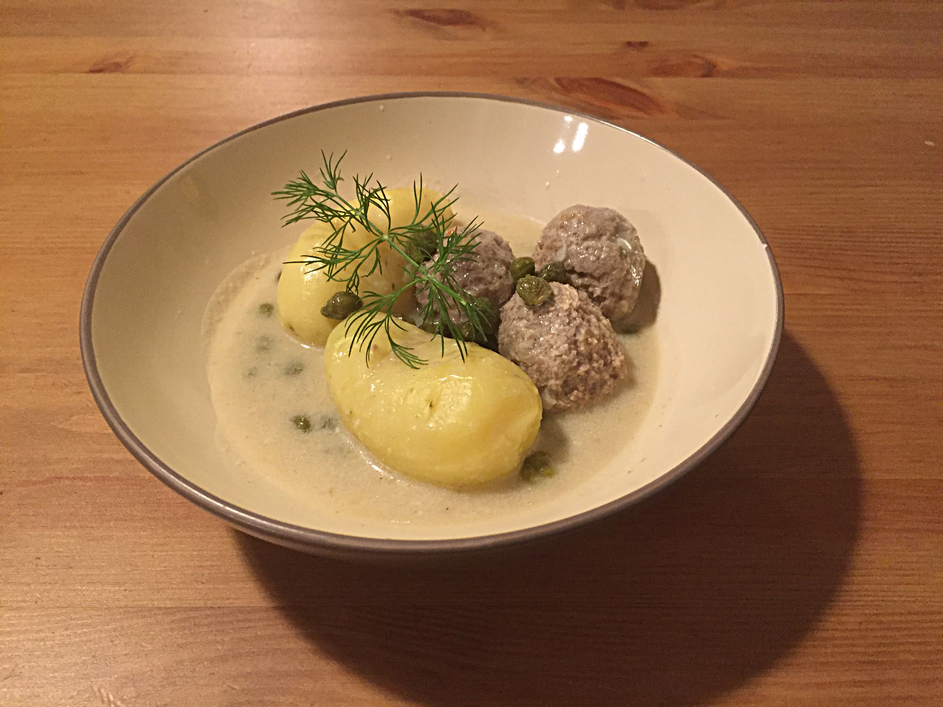 Königsberger Klopse mit Kartoffeln und Dill