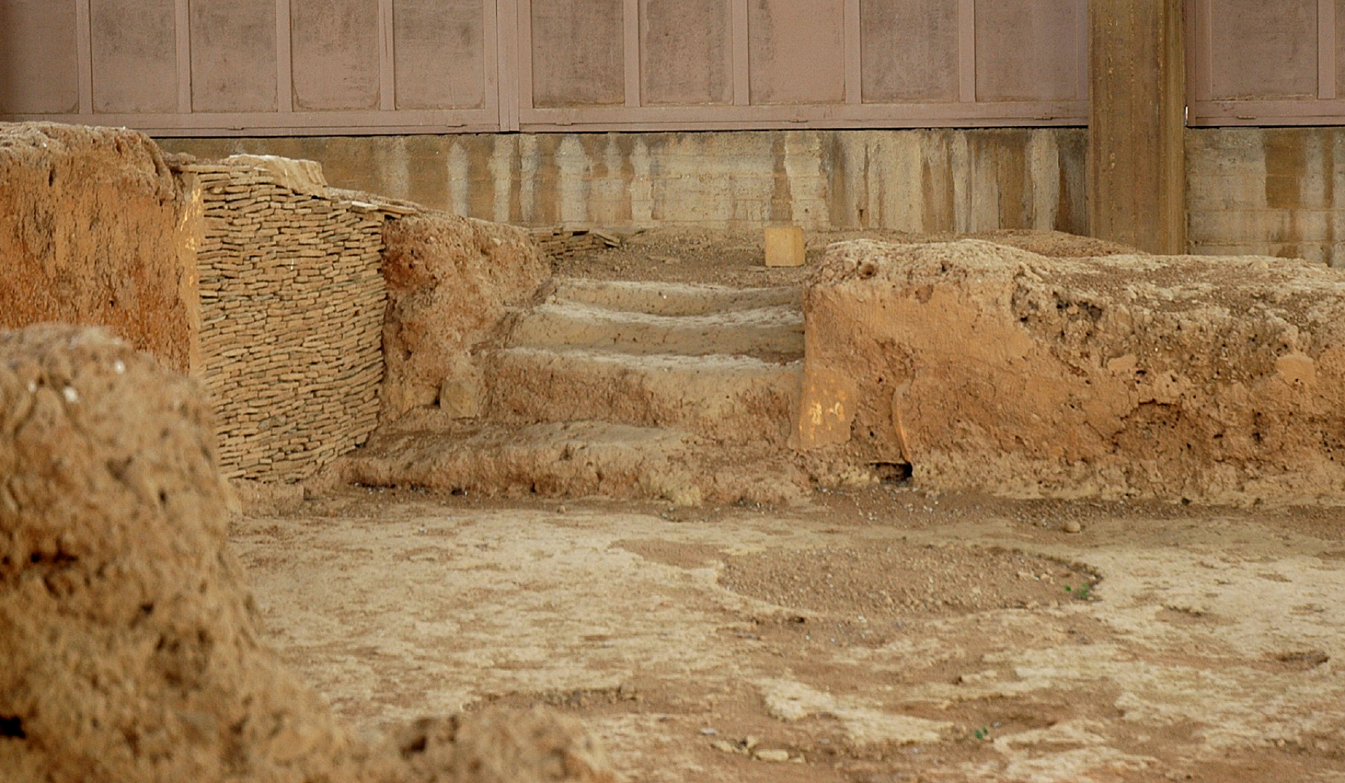 Reste der Treppe im Haus der Ziegel in Lerna, Griechenland