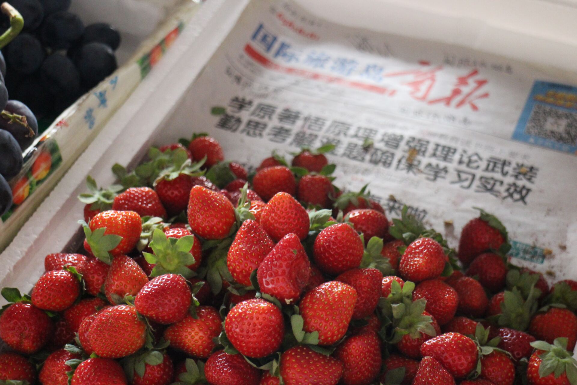 Erdbeeren auf Zeitung